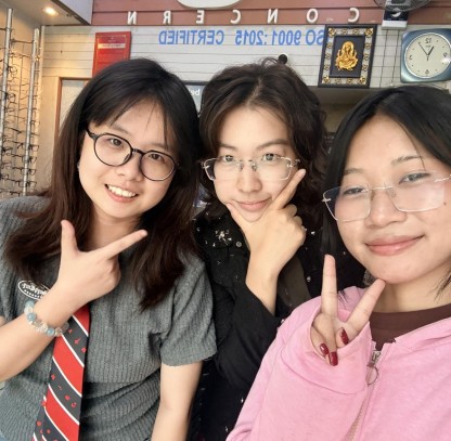 Chinese customer at Lazimpat: thin, lightweight ZEISS high-index glasses delivered to a Thamel hotel